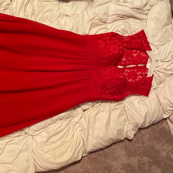Beautiful Red Lacey dress. Size 4, could also fit a size 5. - Picture 1 of 4